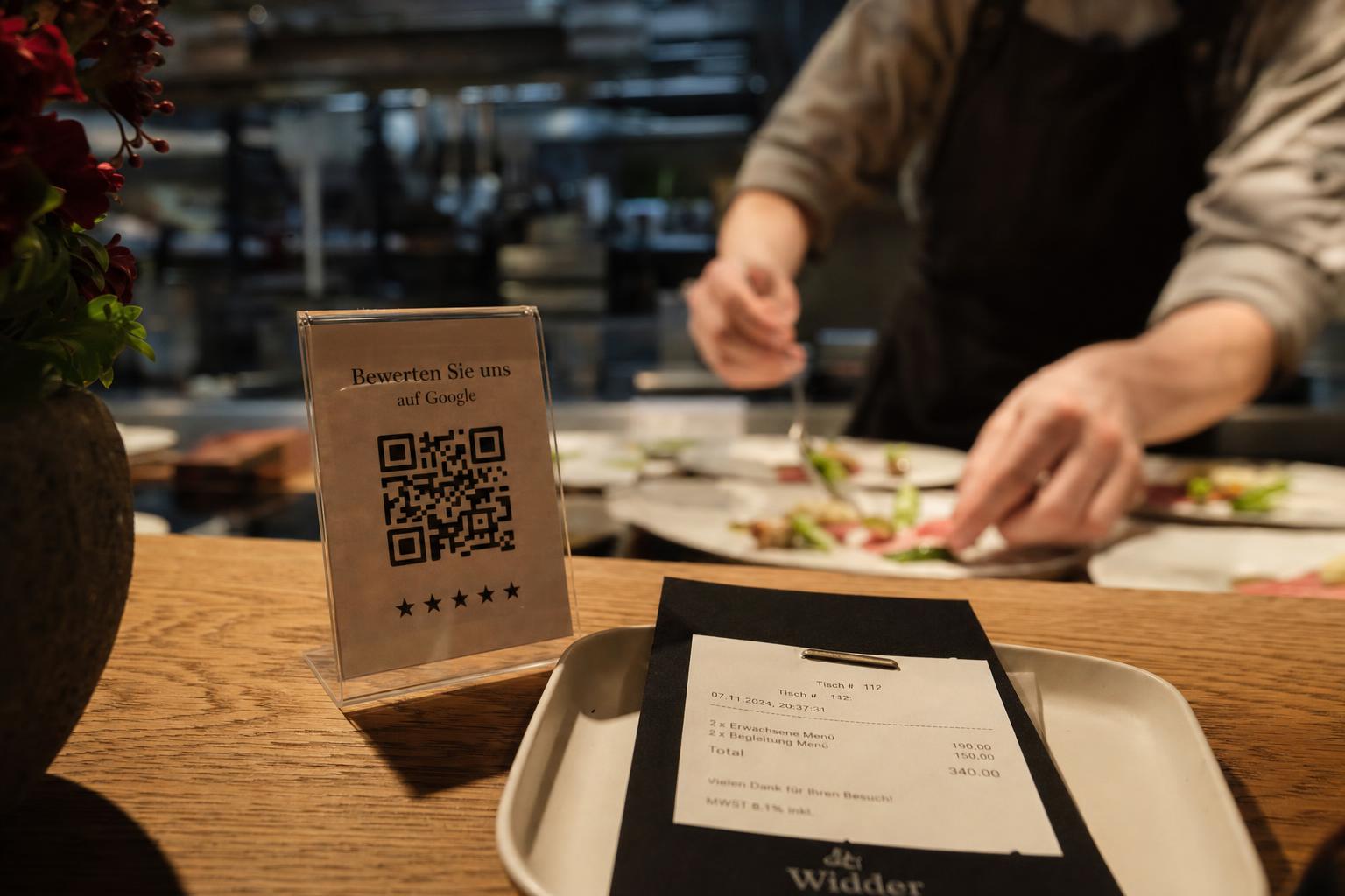 Ein QR-Code auf einem Restauranttisch zur einfachen Abgabe von Google-Bewertungen.